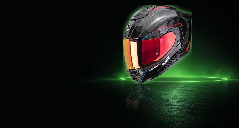 Scorpion EXO-1500 Carbon Air Integralhelm ECE 22.06 mit Pinlock Sonnenblende und gratis Visier – Produktfoto, Hintergrund mit KI erstellt.