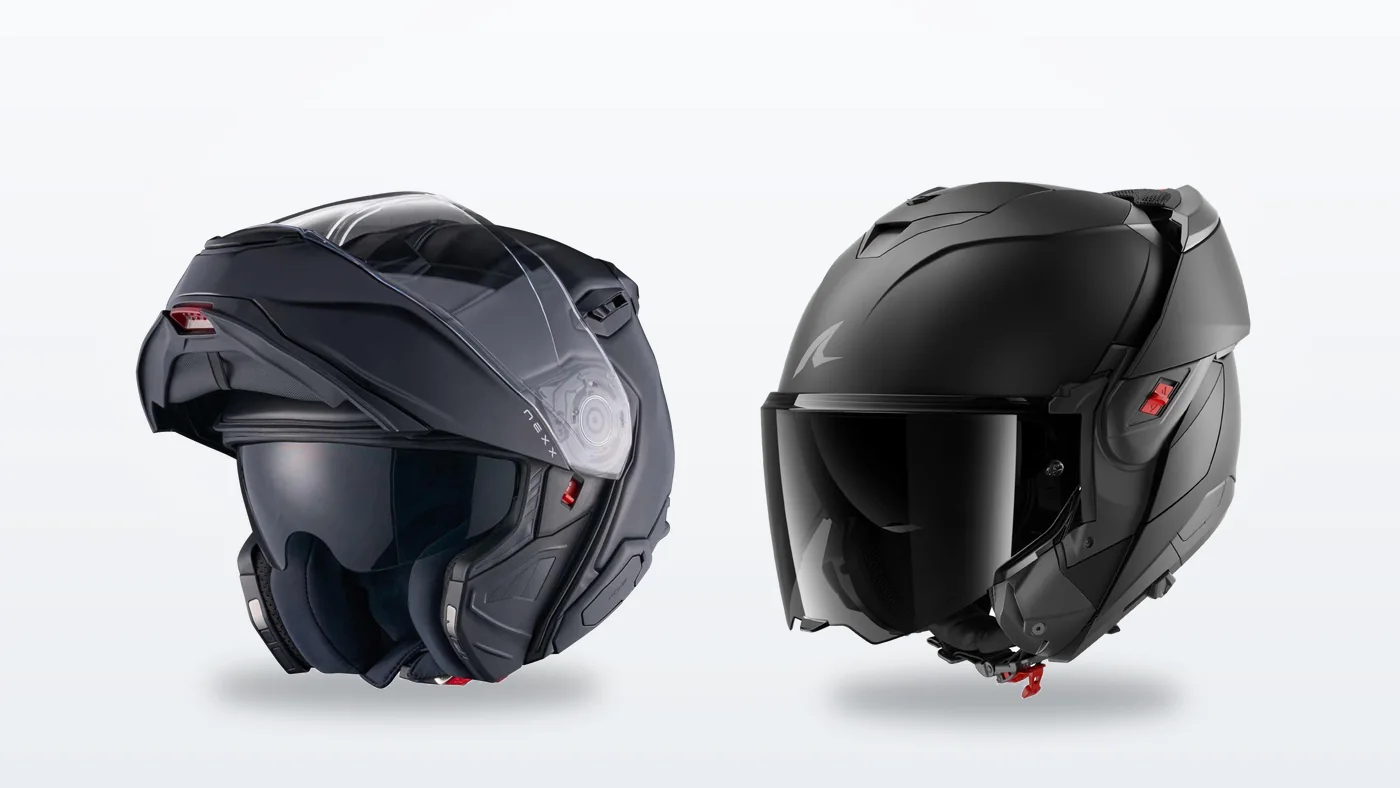 Klapphelm mit hochgeklapptem Kinnteil und Überklapphelm nebeneinander vor hellem Hintergrund