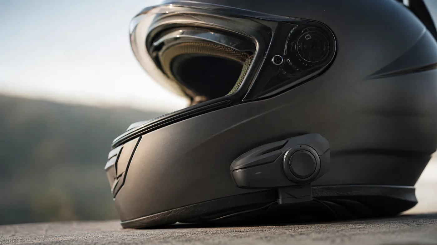 Nahaufnahme eines Motorradhelms mit seitlich montiertem Bluetooth-Kommunikationssystem
